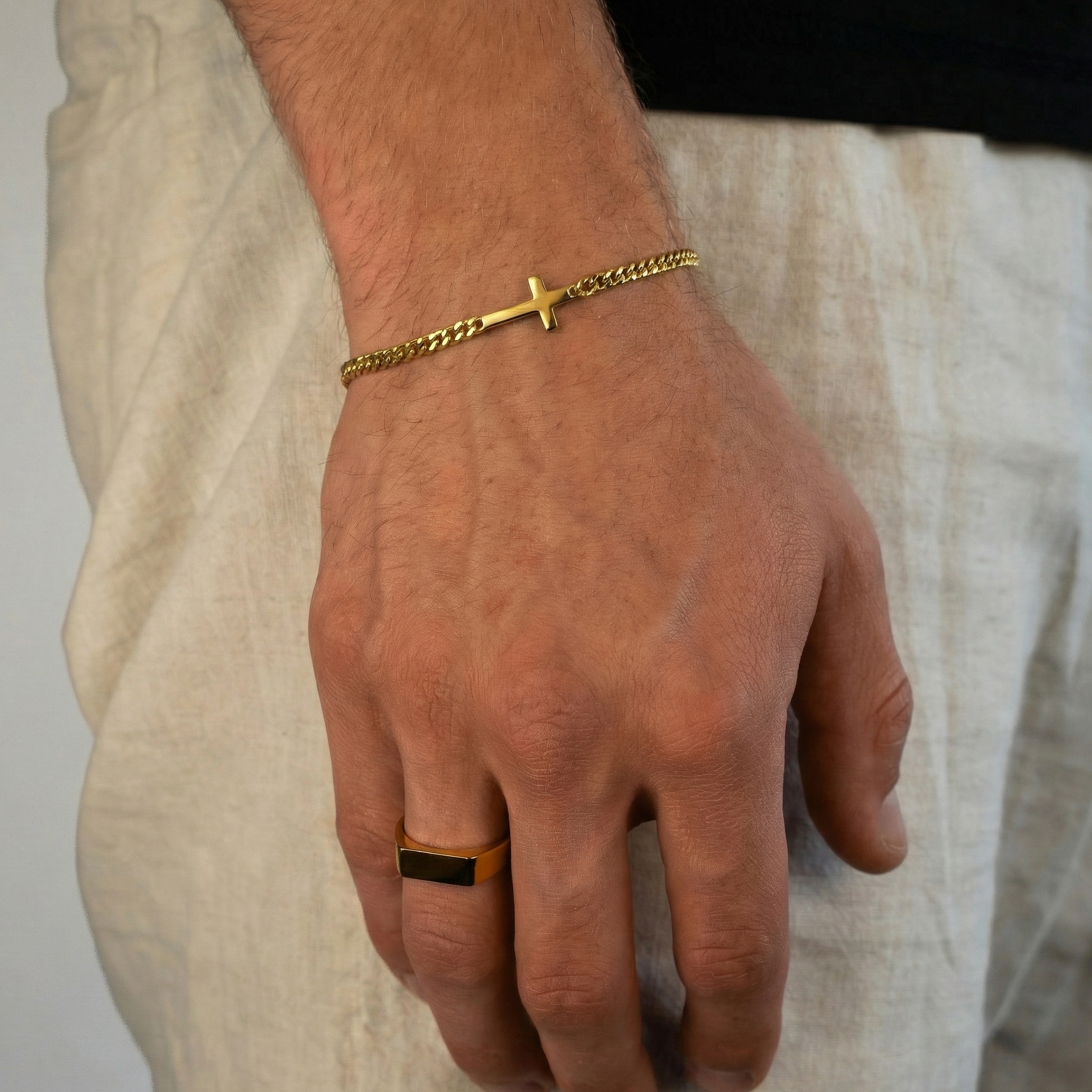 Minimalistic Cross Bracelet Gold
