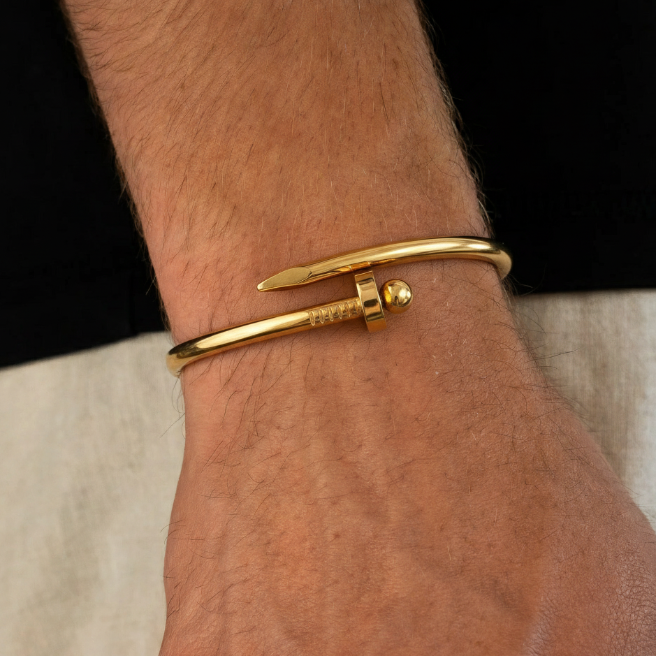 Minimalistic Nail Bracelet Gold