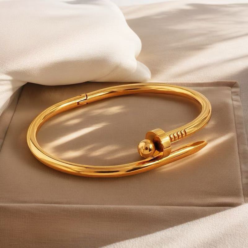 Minimalistic Nail Bracelet Gold