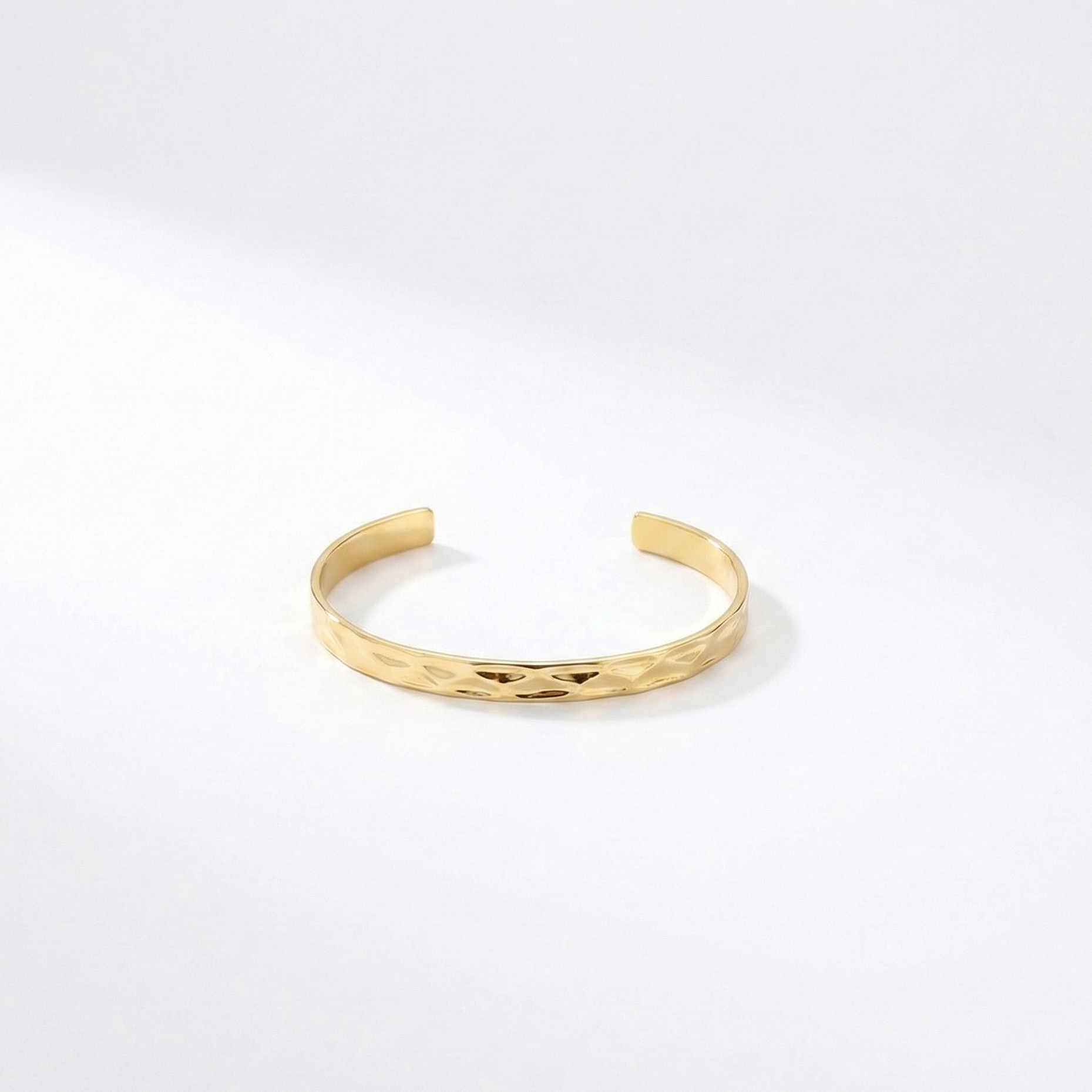 Minimalistic Wave Cuff Gold