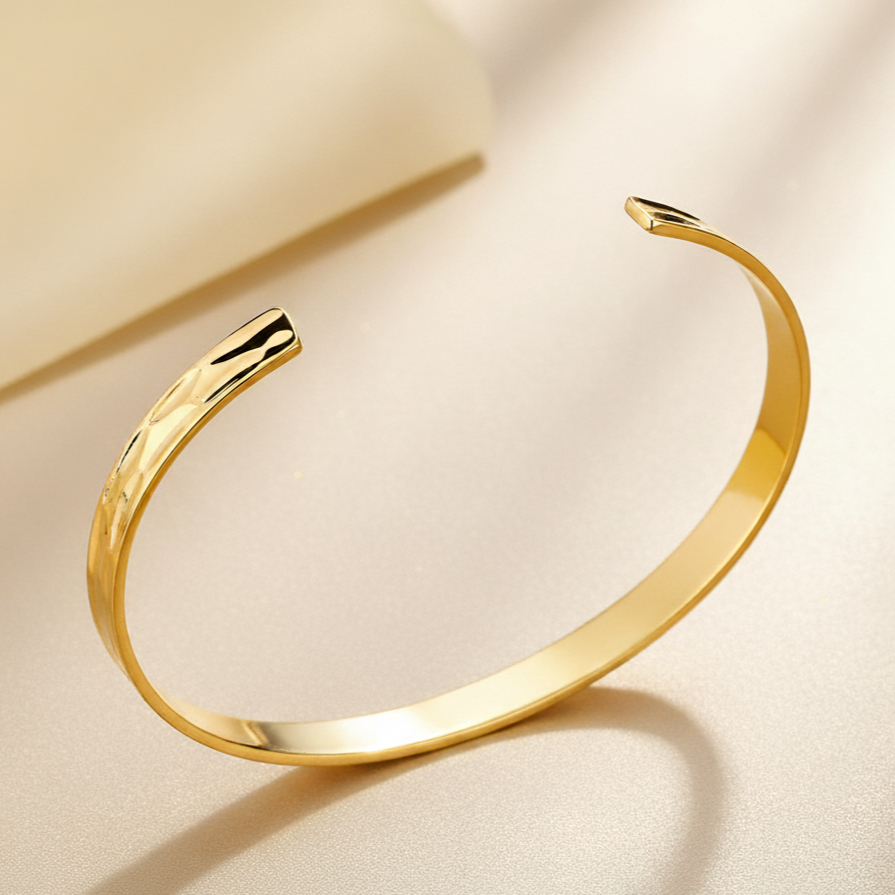 Minimalistic Wave Cuff Gold